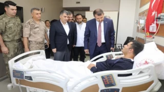 Ayhan yaralı askerleri ziyaret etti