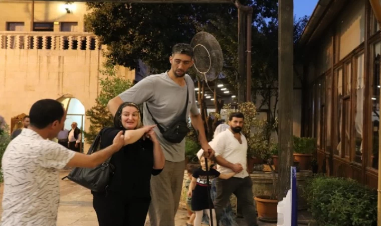 Dünyanın En Uzun Adamı: SULTAN KÖSE Şanlıurfa'da