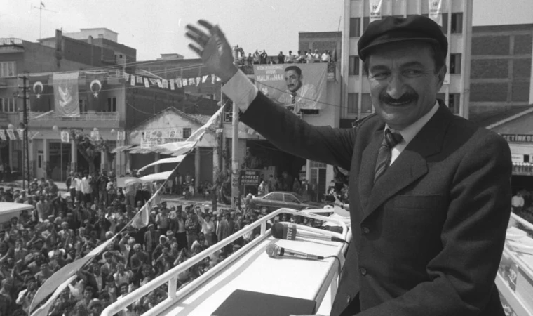 Ecevit'in 2000 yıllarında Şanlıurfa'ya yaptığı ziyarettten çarpıcı görüntüler...